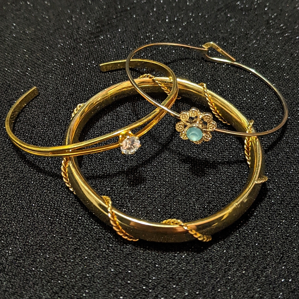 ✨2/$15 Set of 3 Gold Fashion Bangles 7" around, 2.5" diameter
